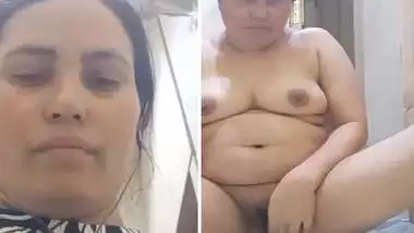 Mature bhabhi unsatisfied pussy fingering in bathroom